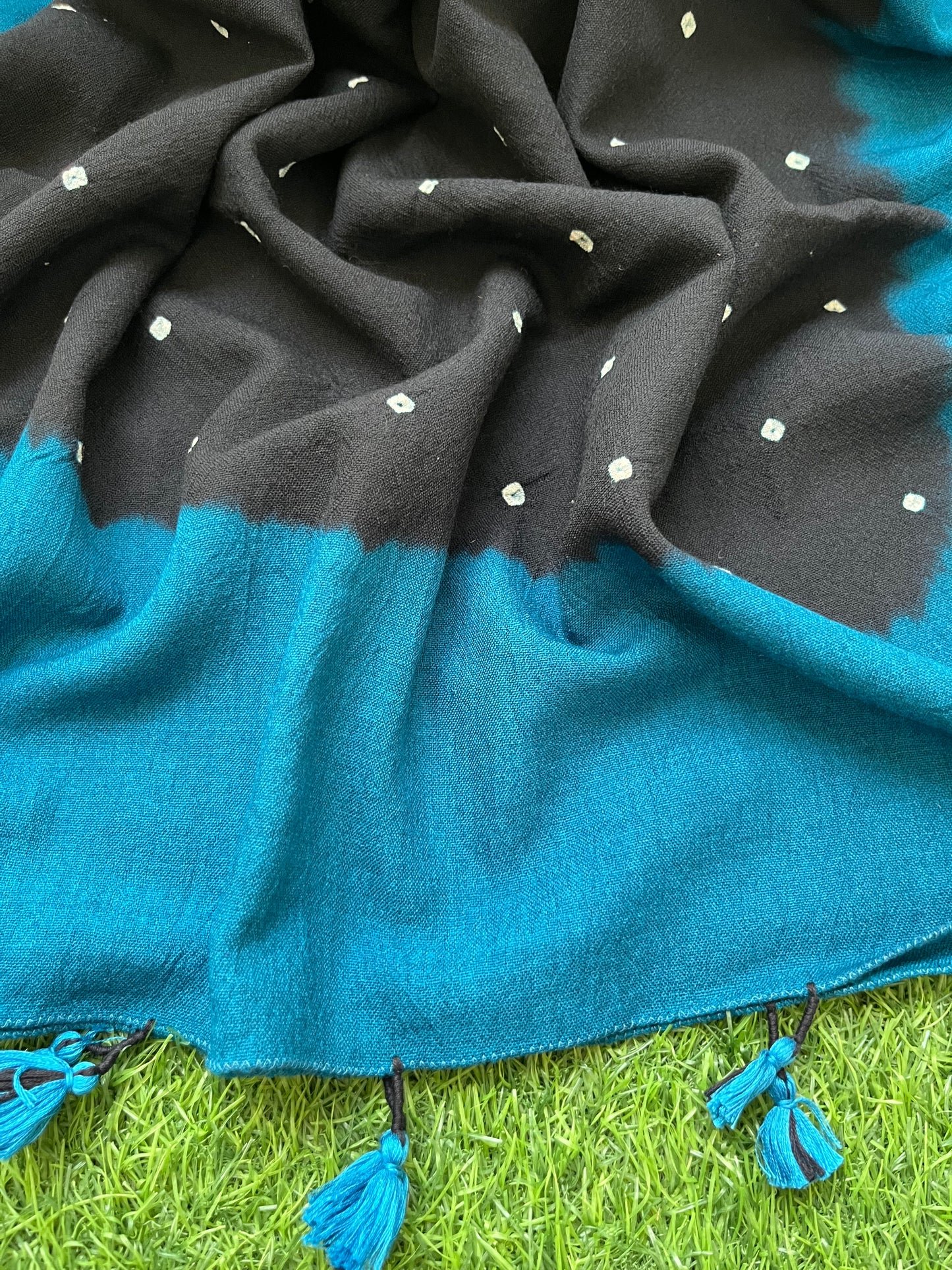 Handwoven bandhani shawl