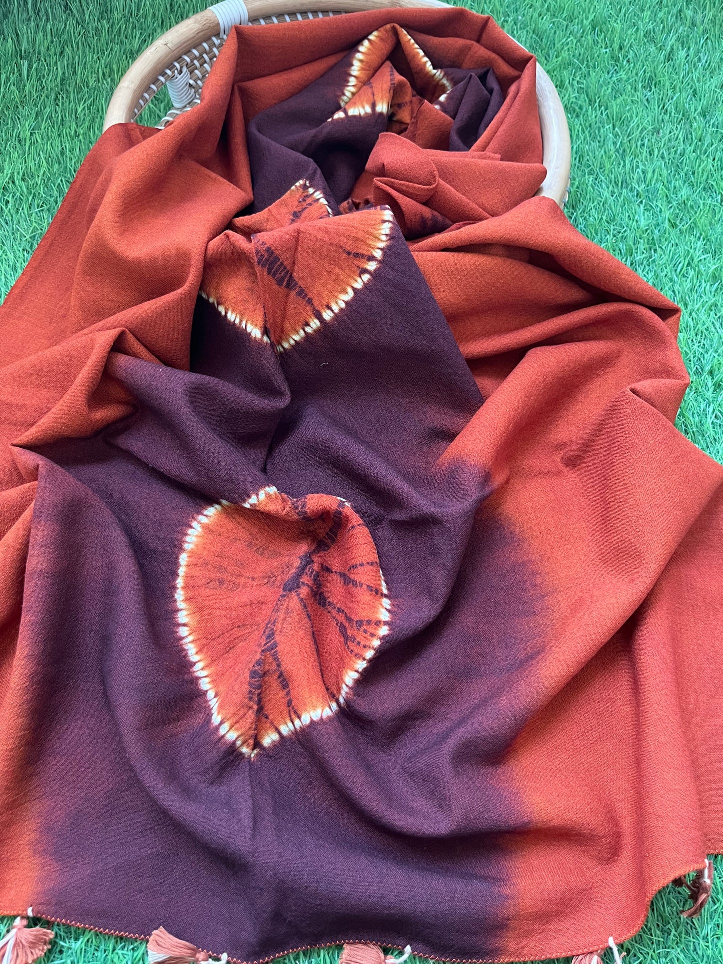 Handwoven bandhani shawl