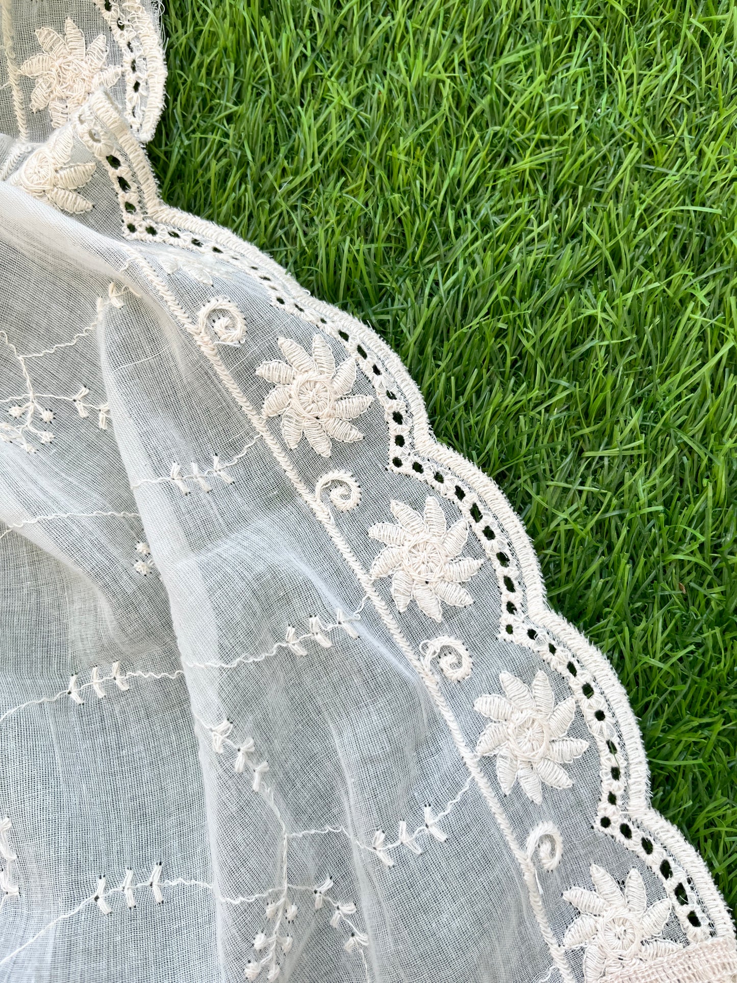 Mul scalloped Dupatta