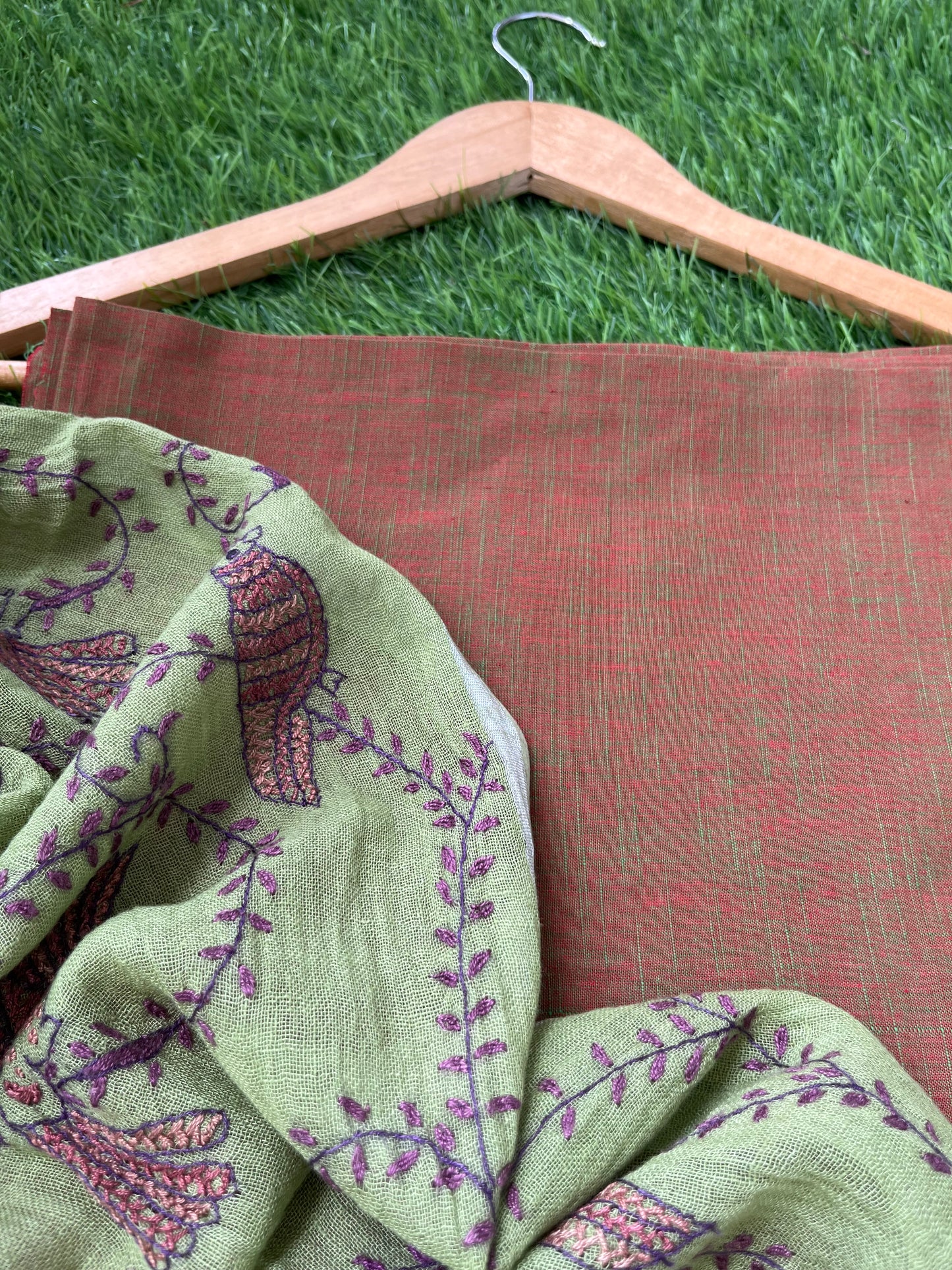 Linen sozni kaam dupatta paired with cotton kurta fabric