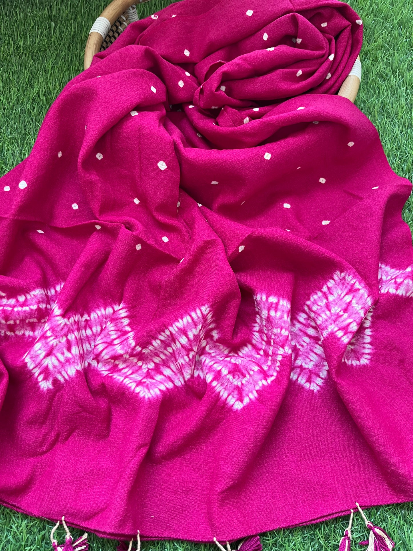 Handwoven bandhani shawl