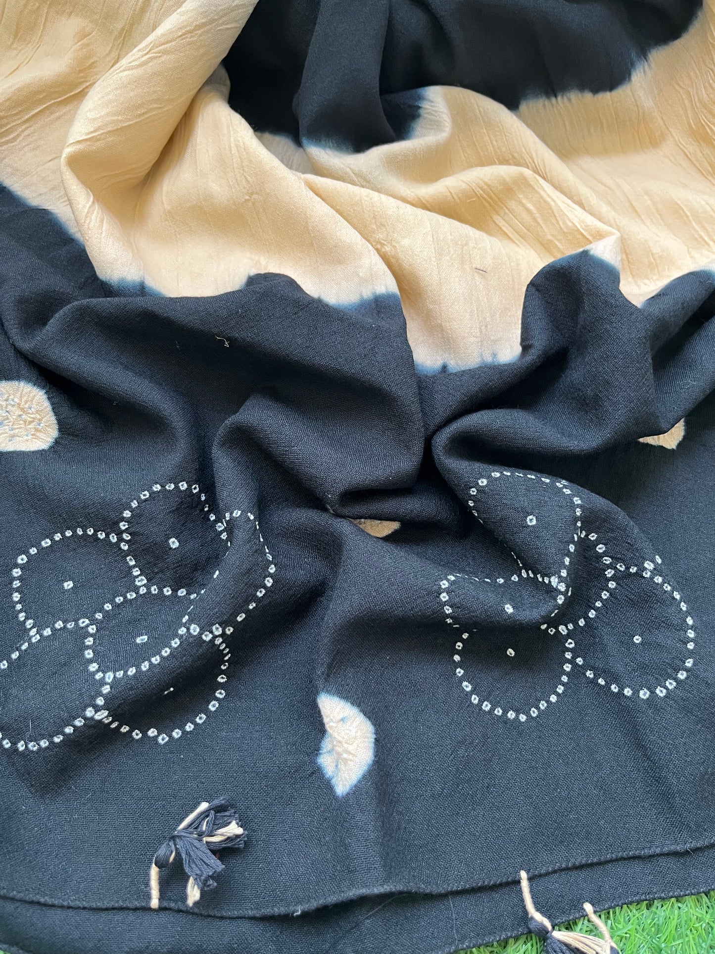 Handwoven bandhani shawl