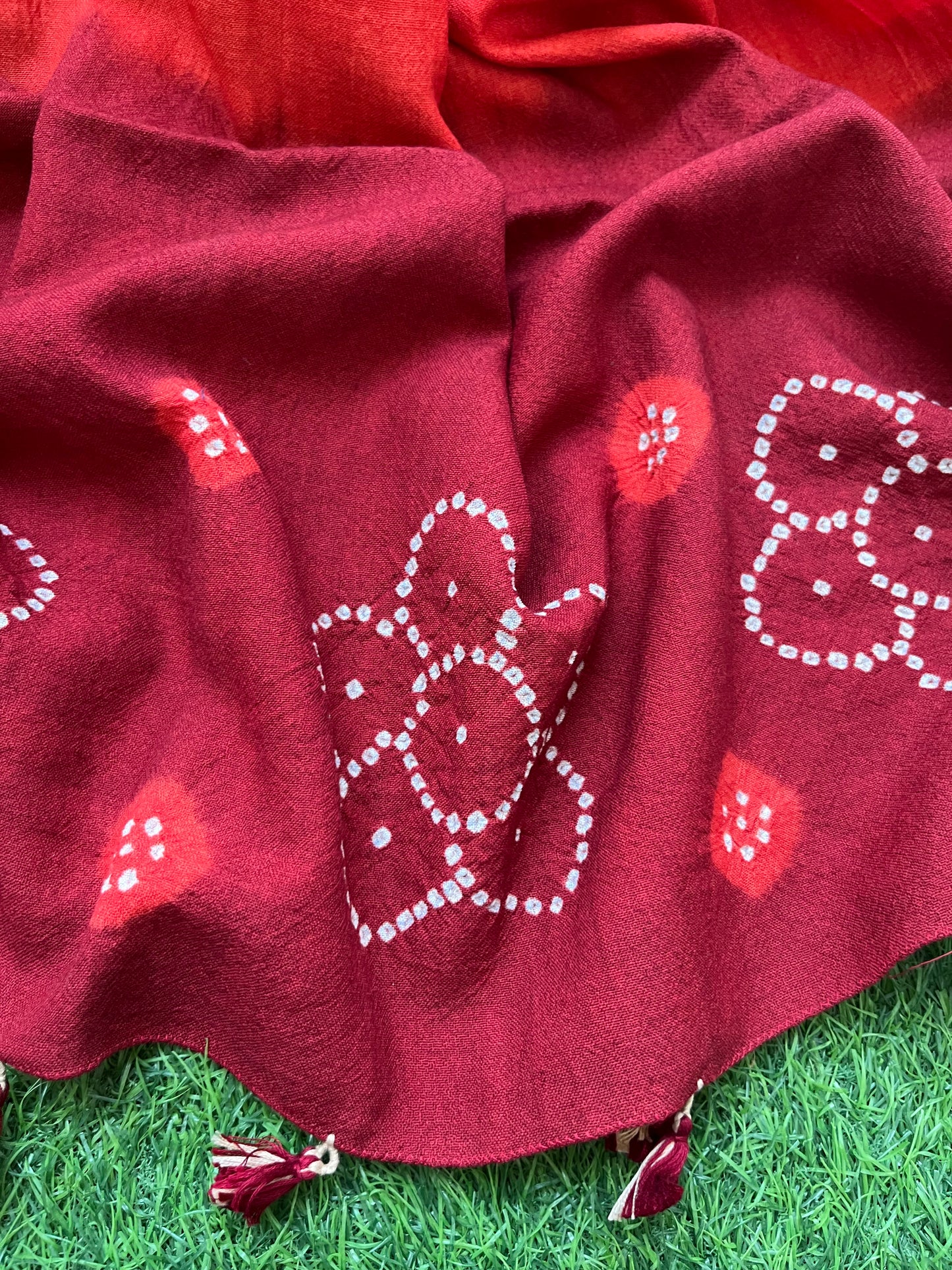 Handwoven bandhani shawl