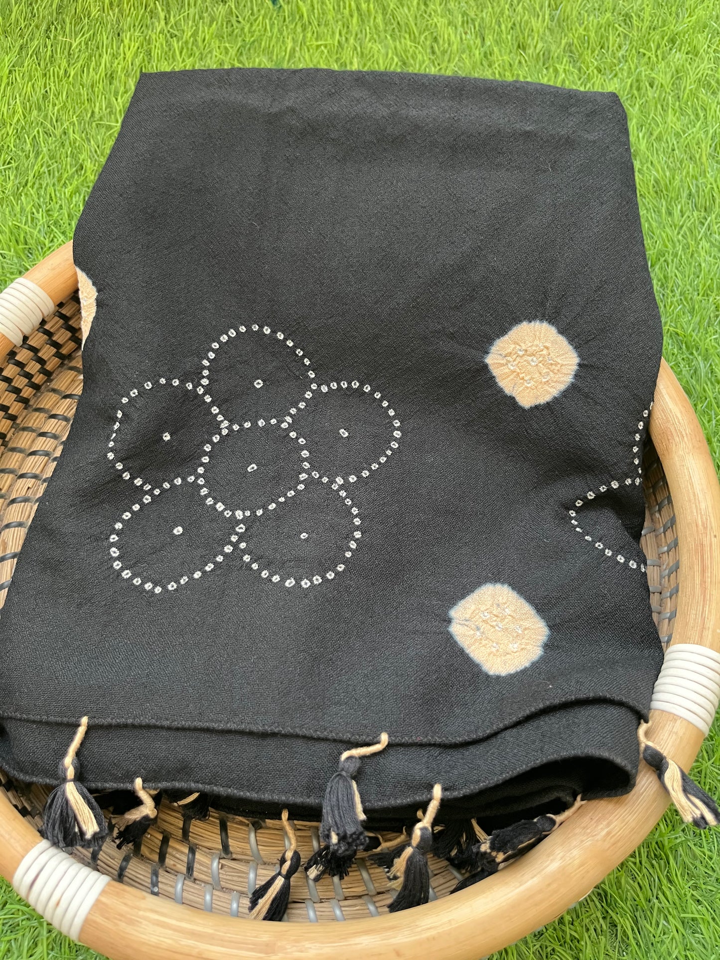 Handwoven bandhani shawl