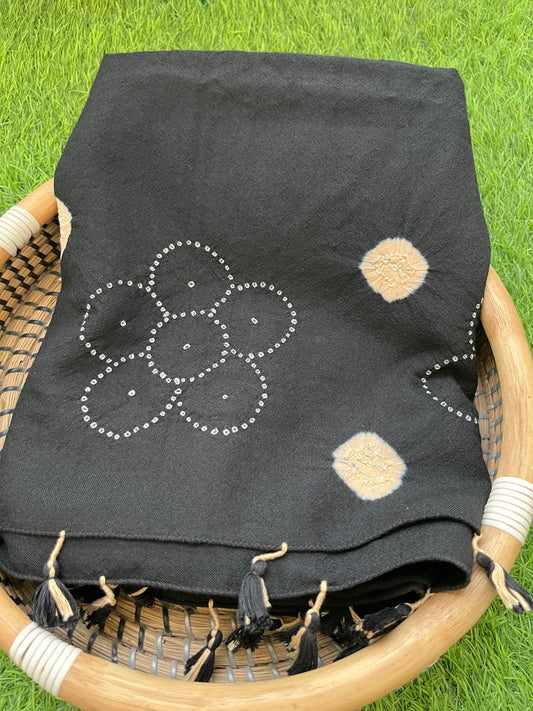 Handwoven bandhani shawl