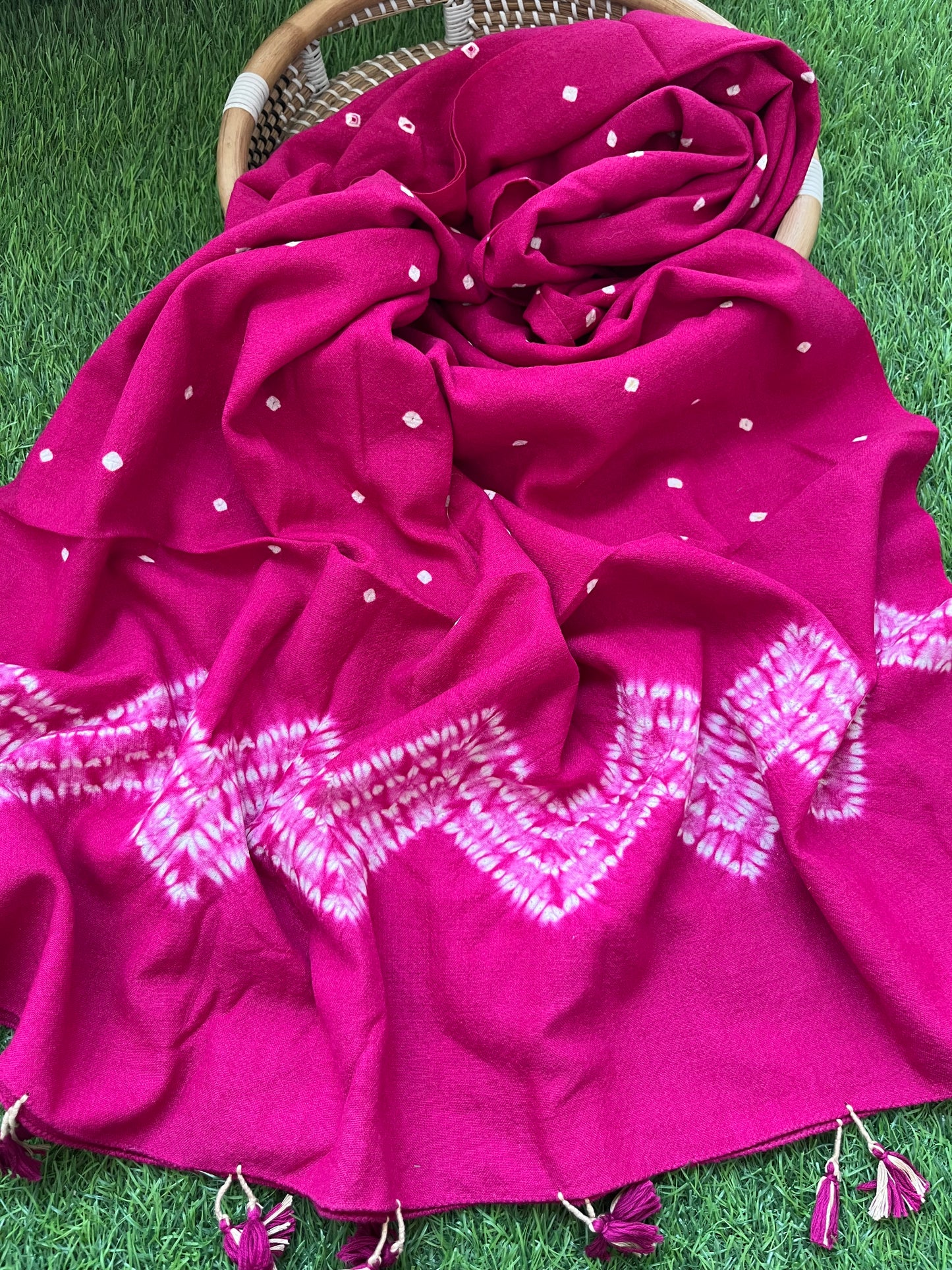 Handwoven bandhani shawl