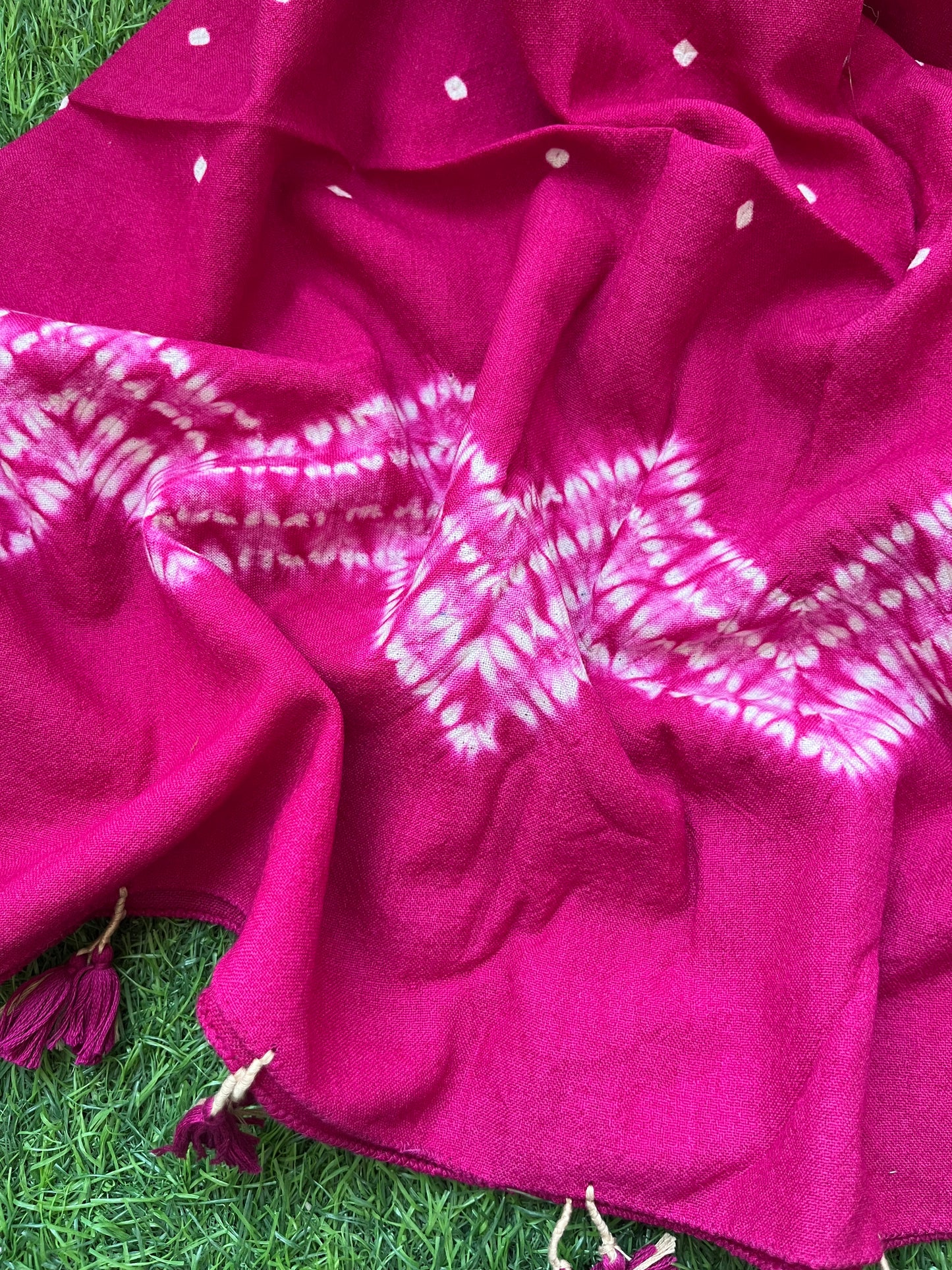 Handwoven bandhani shawl