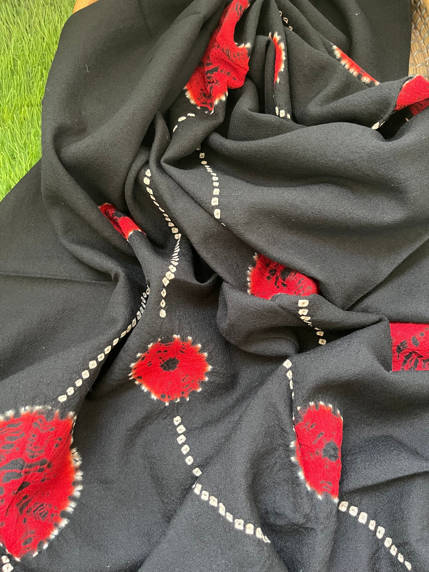 Handwoven bandhani shawl