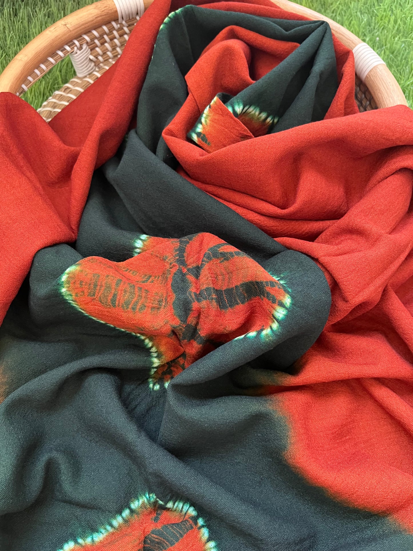 Handwoven bandhani shawl