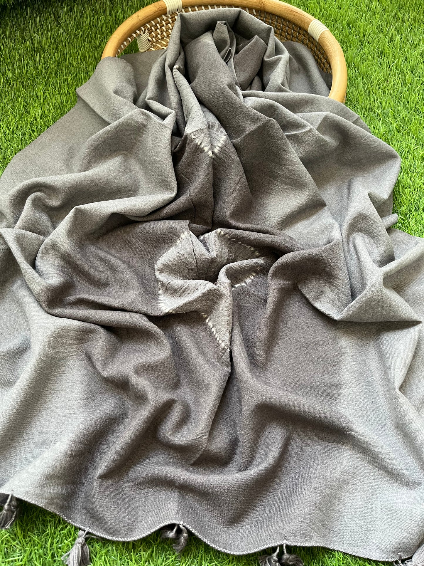 Handwoven bandhani shawl