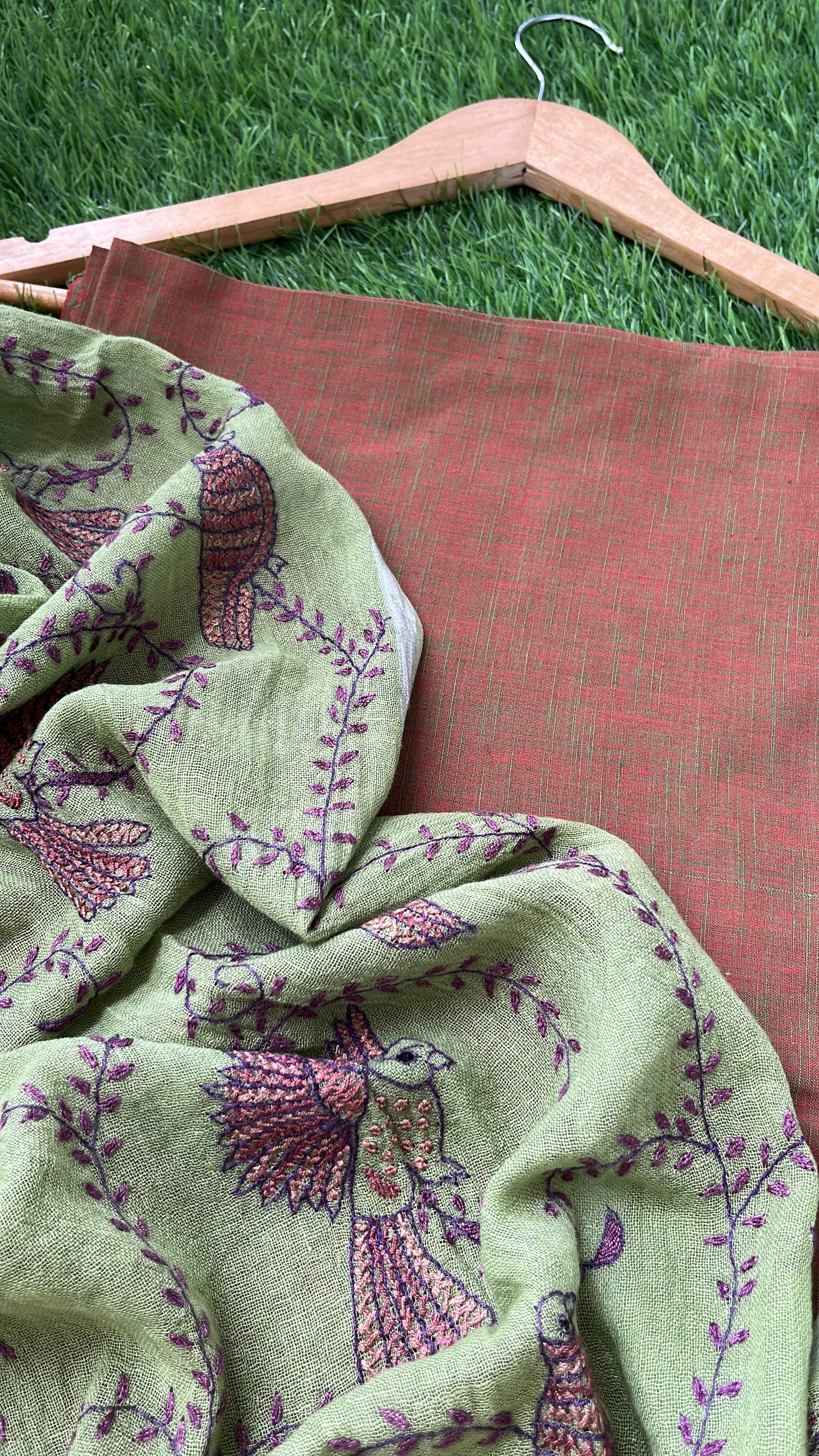 Linen sozni kaam dupatta paired with cotton kurta fabric