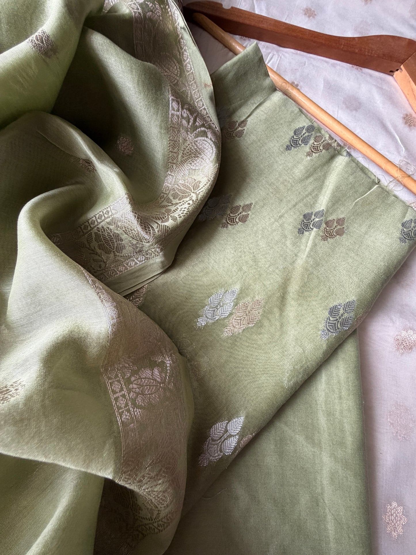 त्योहार् -Banarasi chanderi dupatta kurta
