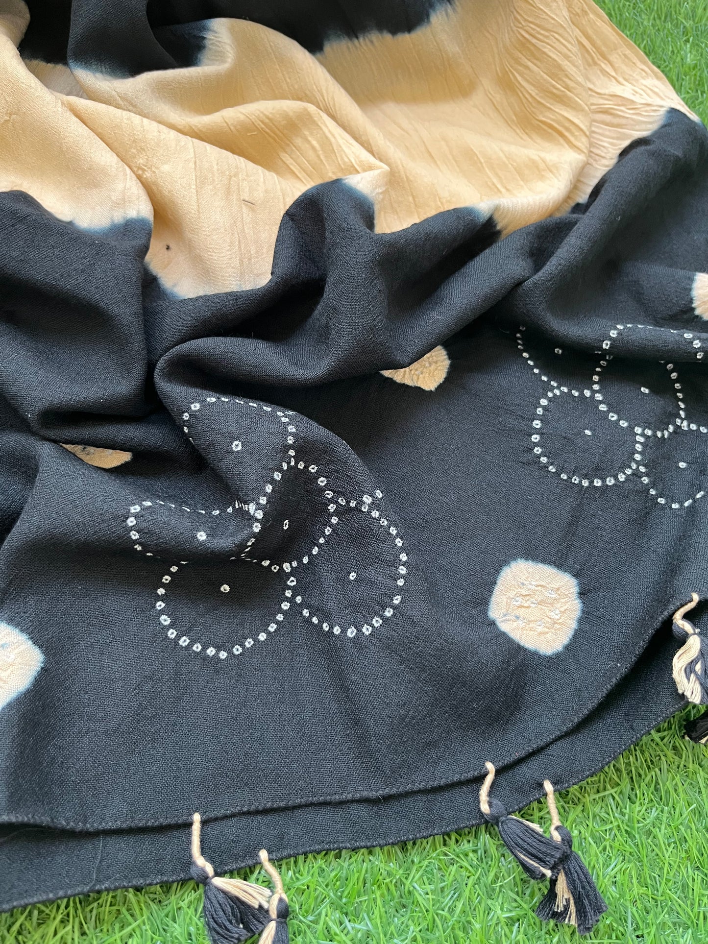 Handwoven bandhani shawl