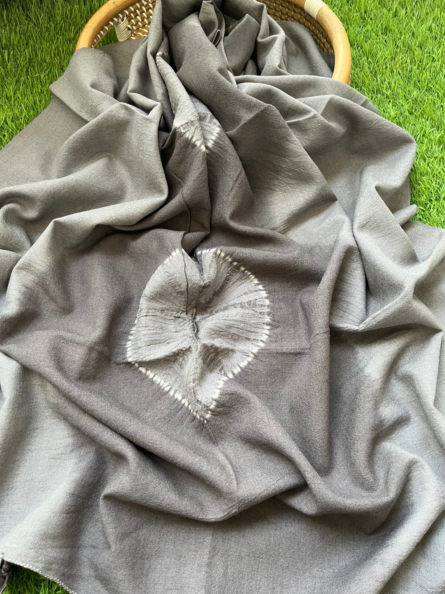 Handwoven bandhani shawl