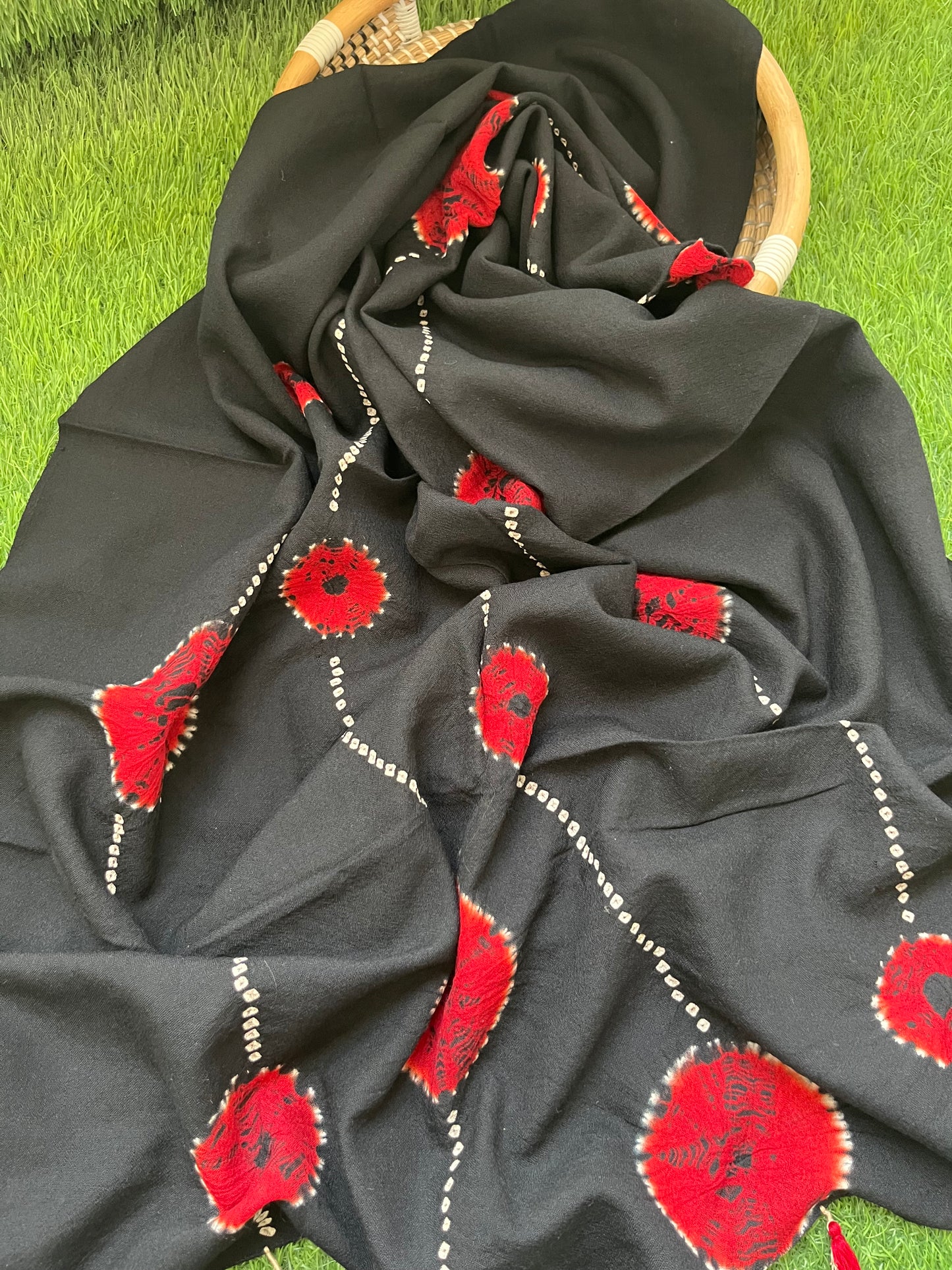 Handwoven bandhani shawl