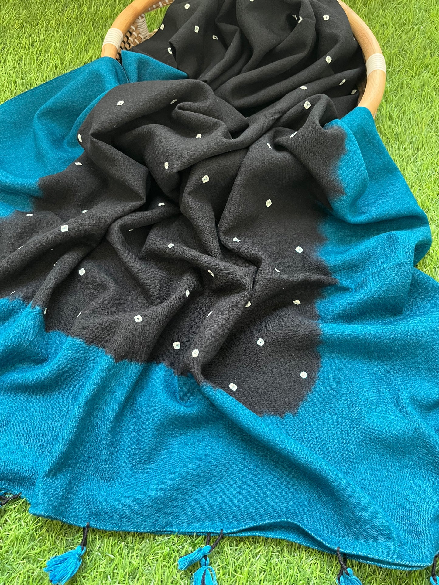 Handwoven bandhani shawl