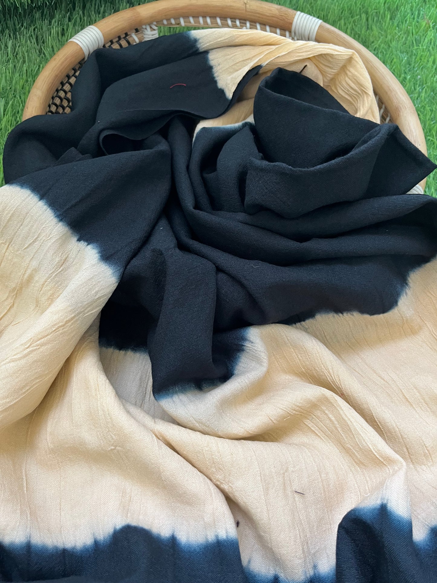 Handwoven bandhani shawl