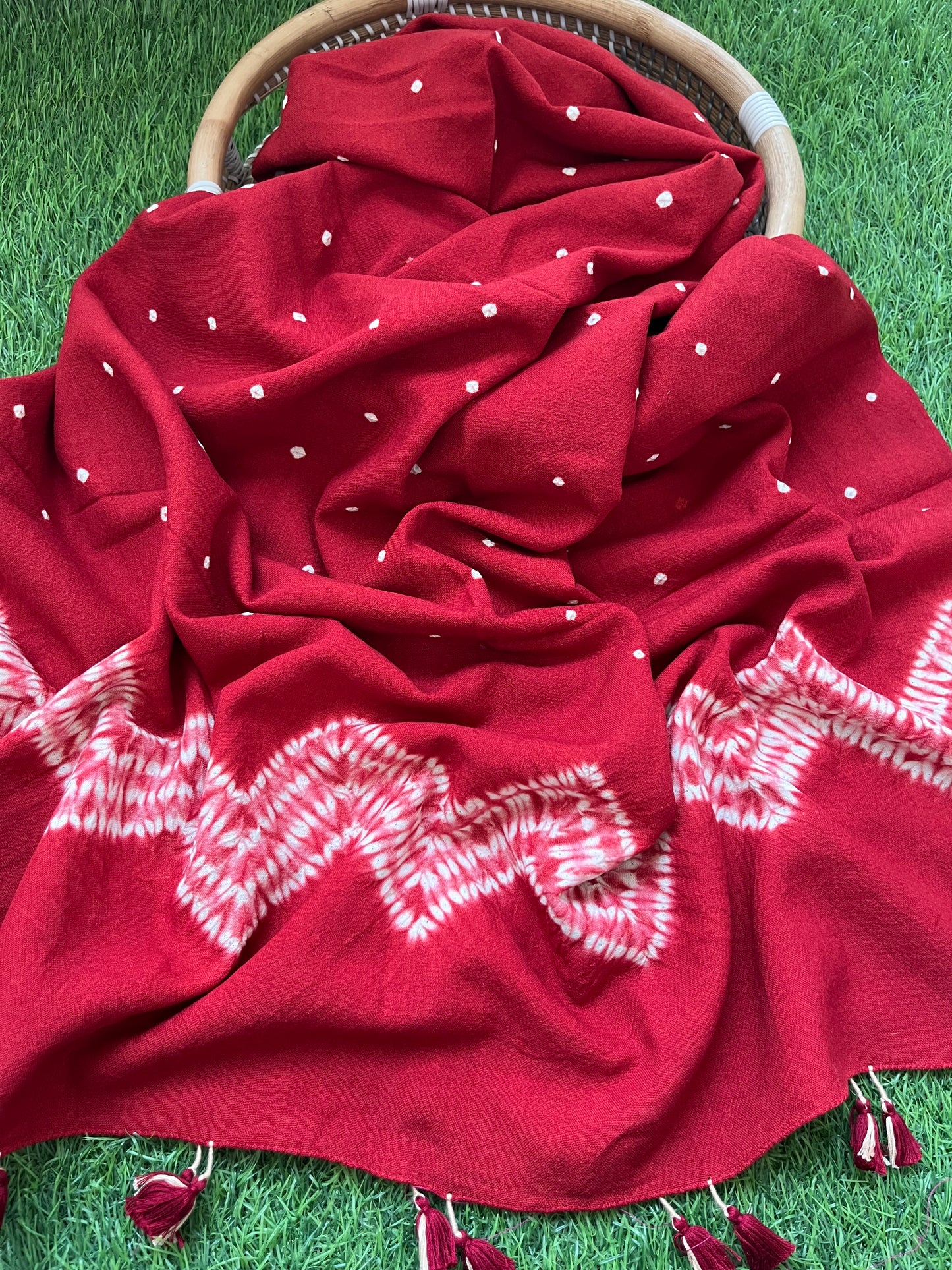 Handwoven bandhani shawl