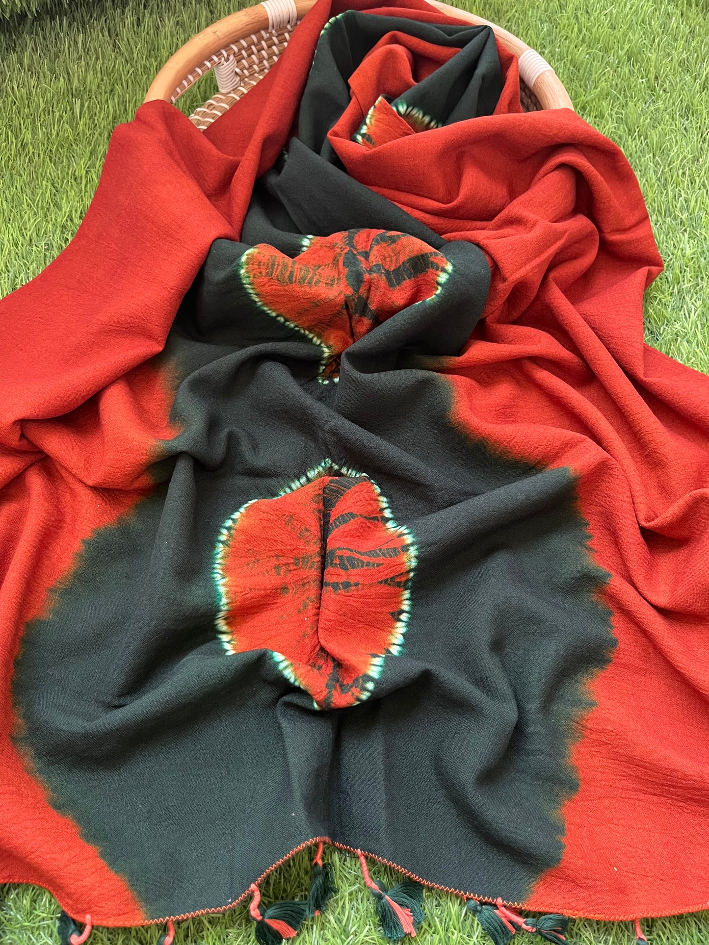 Handwoven bandhani shawl