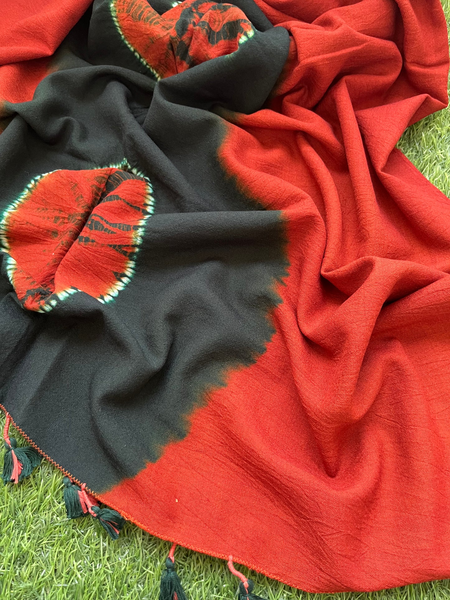 Handwoven bandhani shawl