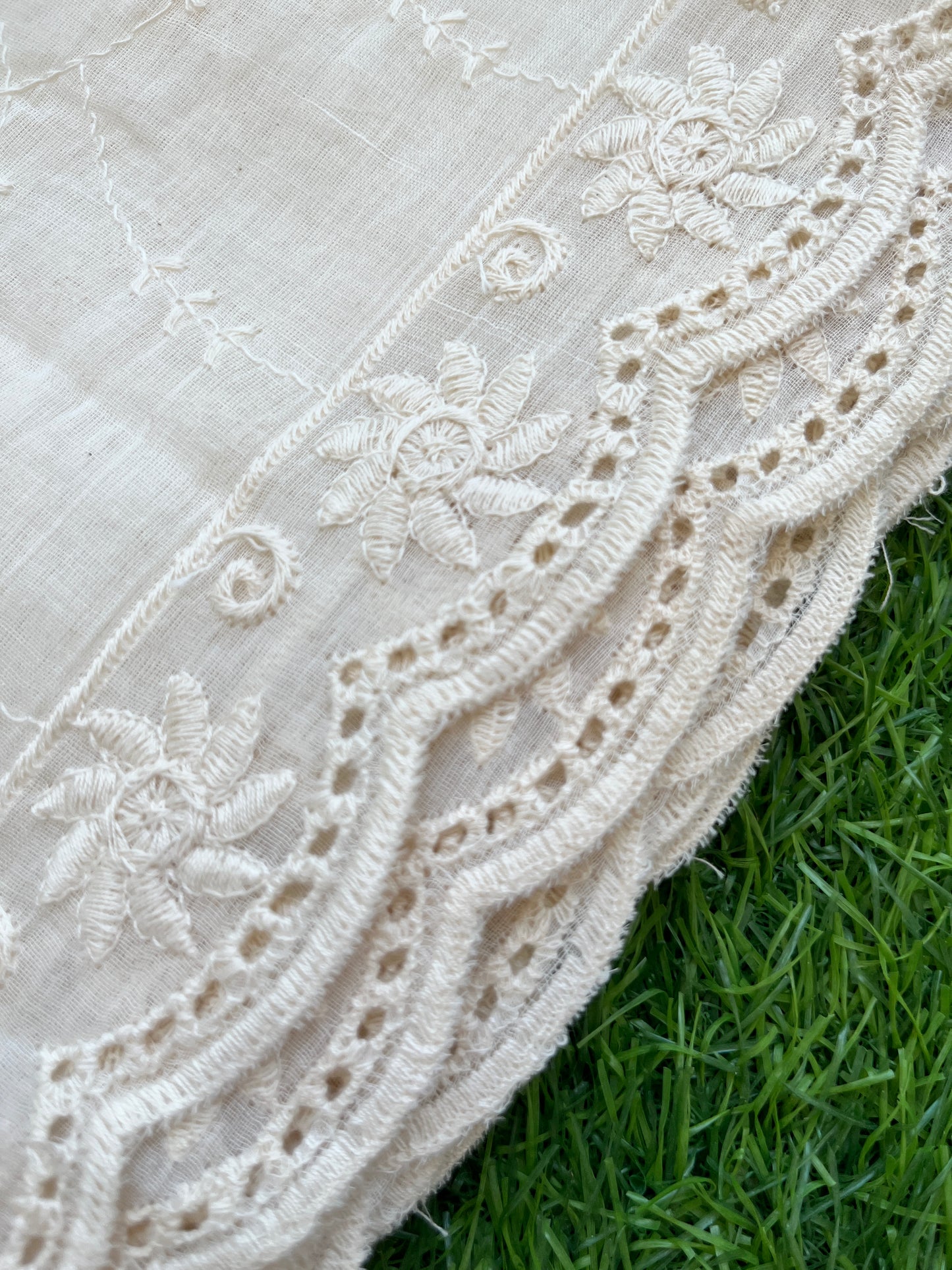 Mul scalloped Dupatta