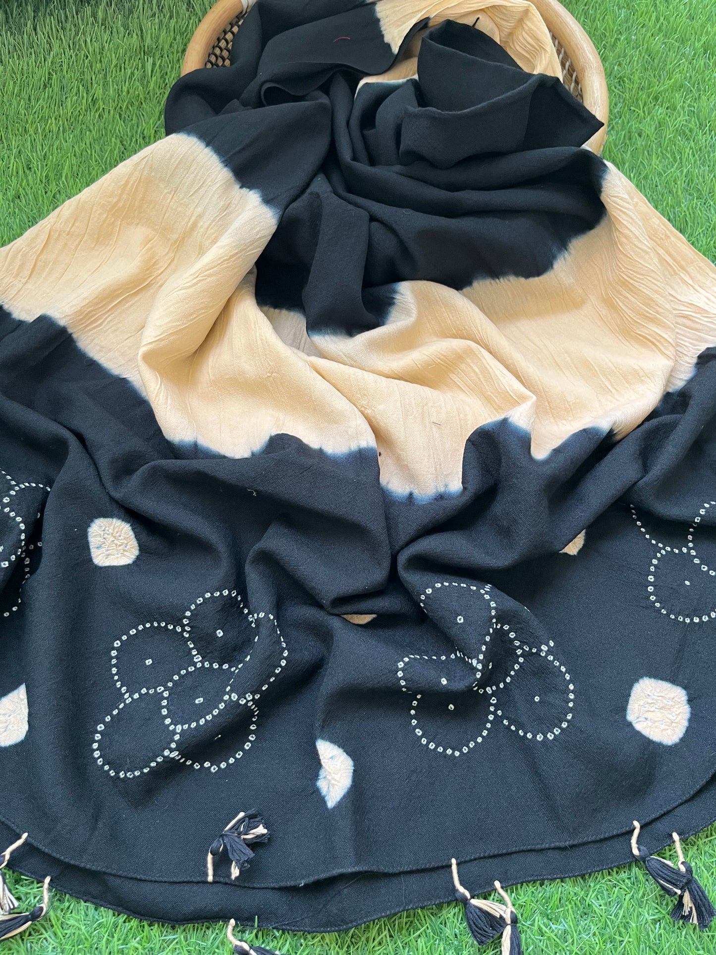 Handwoven bandhani shawl