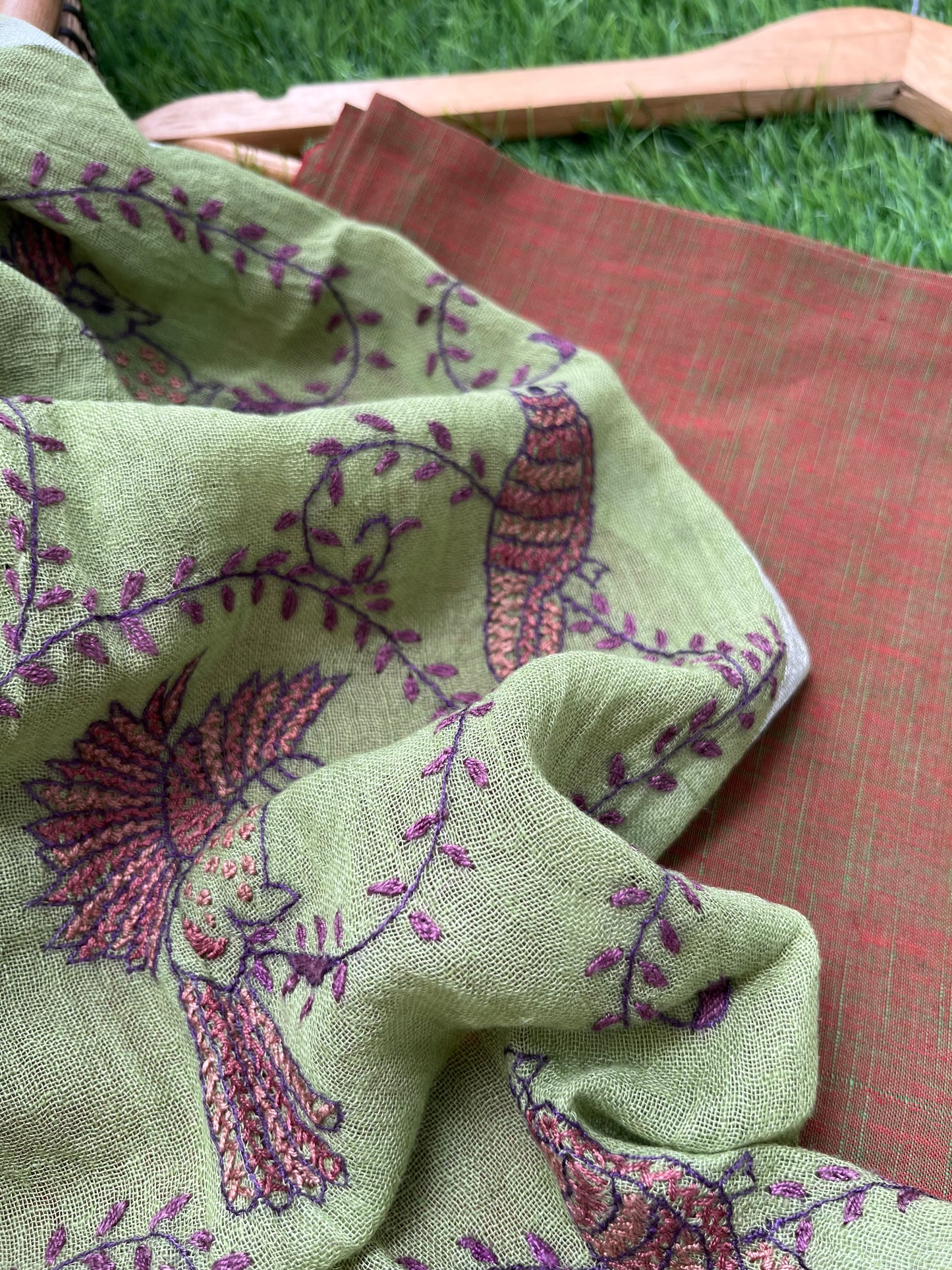 Linen sozni kaam dupatta paired with cotton kurta fabric