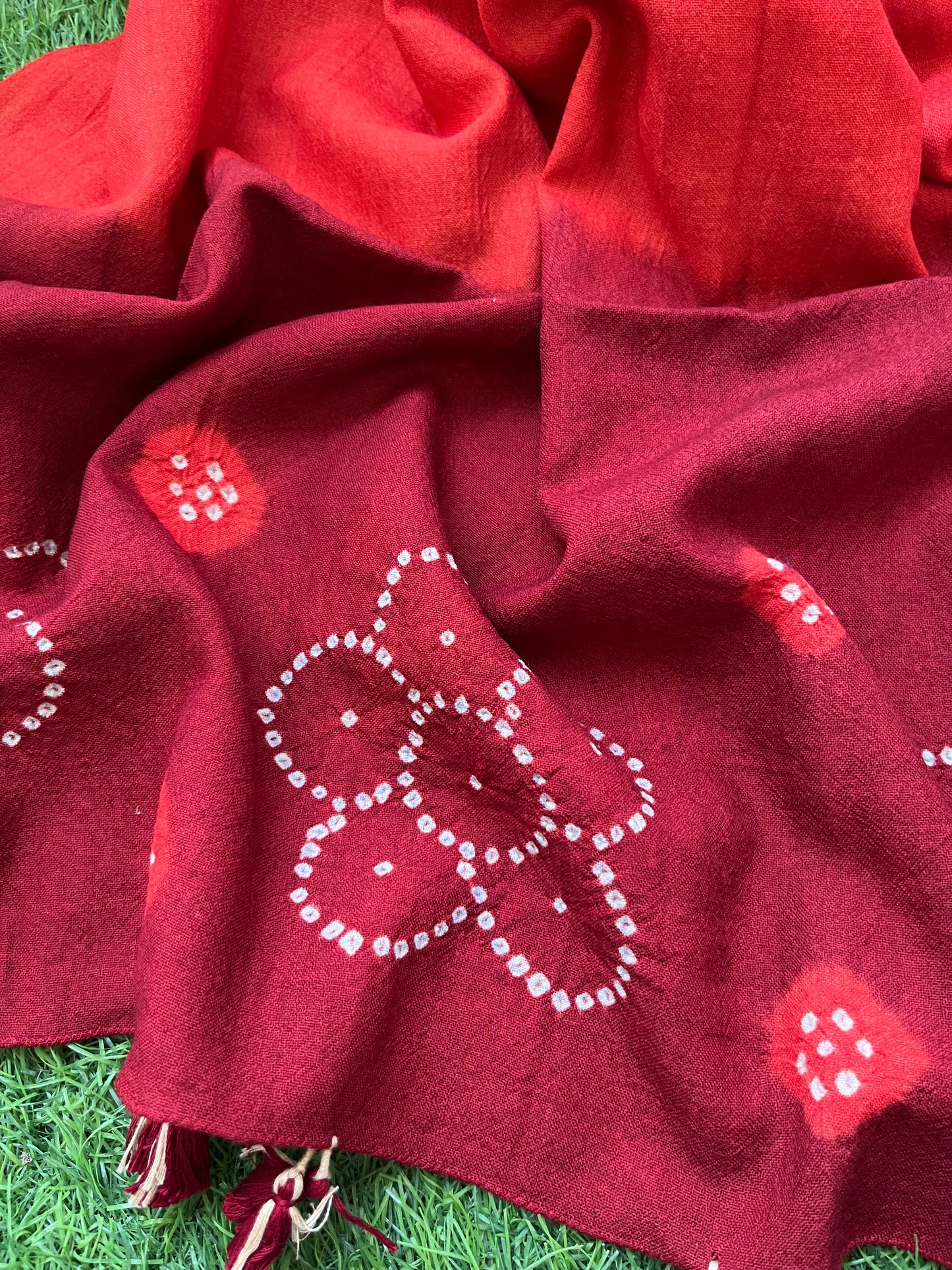 Handwoven bandhani shawl
