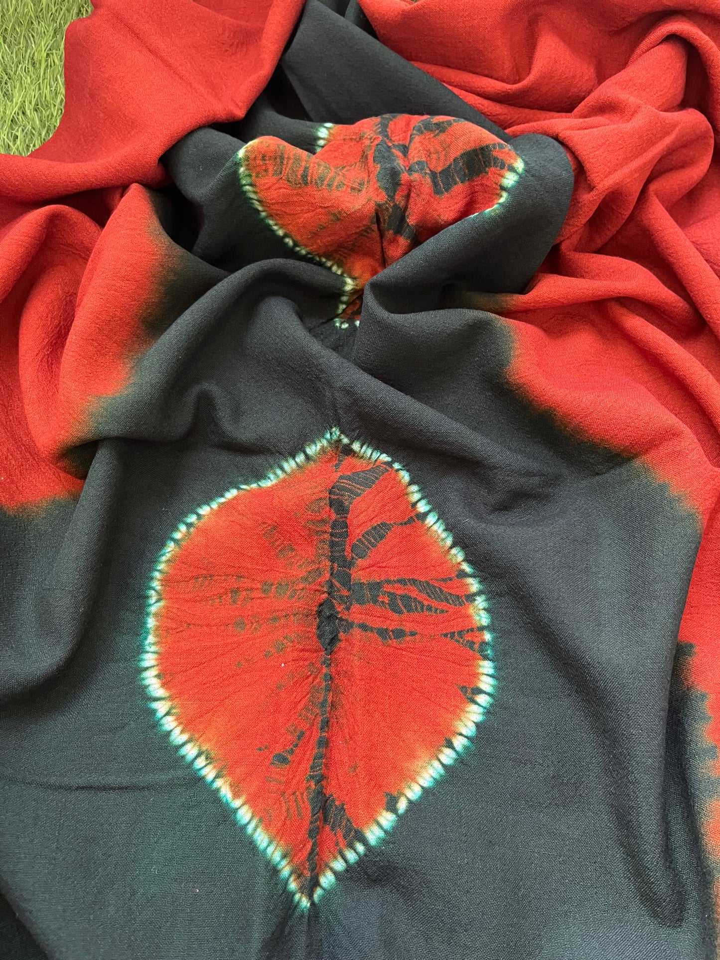 Handwoven bandhani shawl