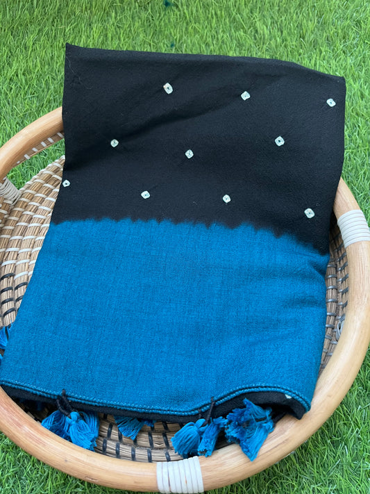 Handwoven bandhani shawl