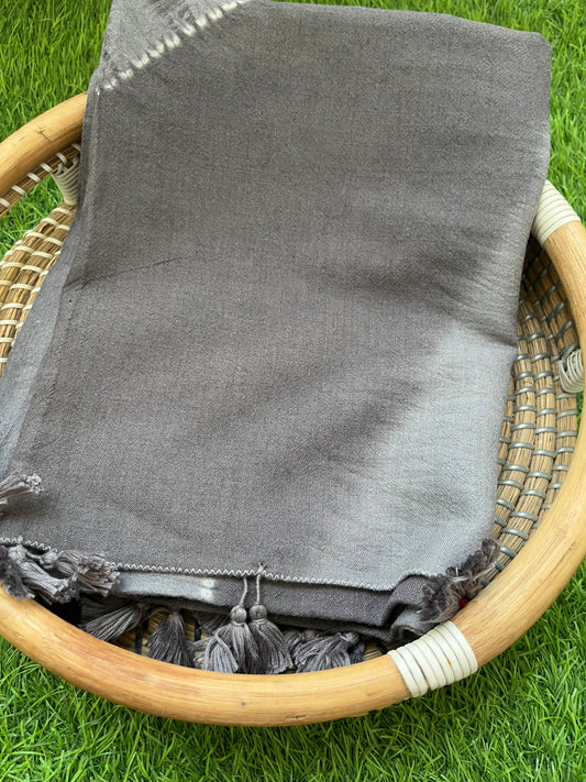 Handwoven bandhani shawl