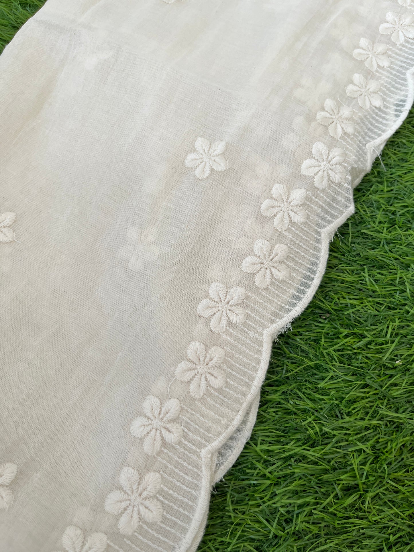 Mul scalloped Dupatta
