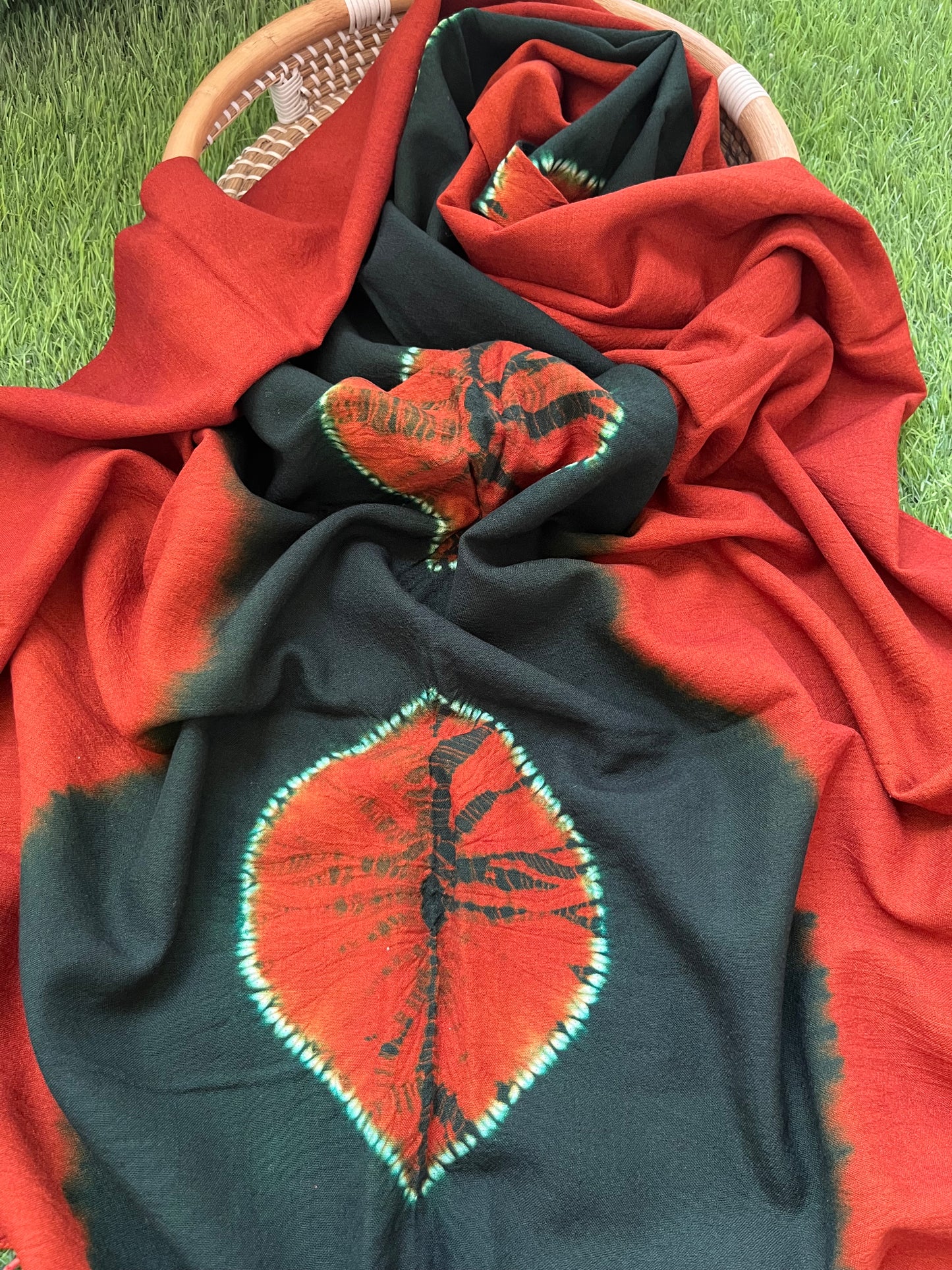 Handwoven bandhani shawl