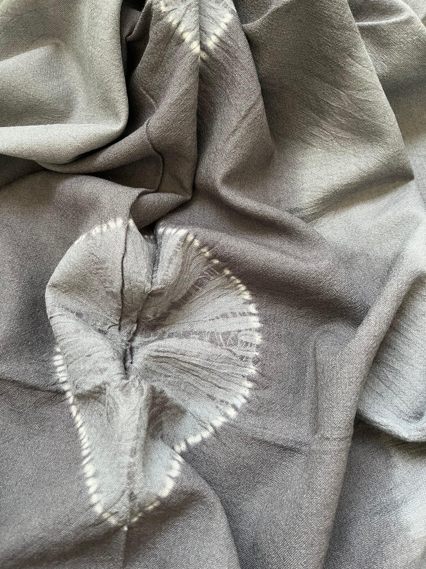 Handwoven bandhani shawl