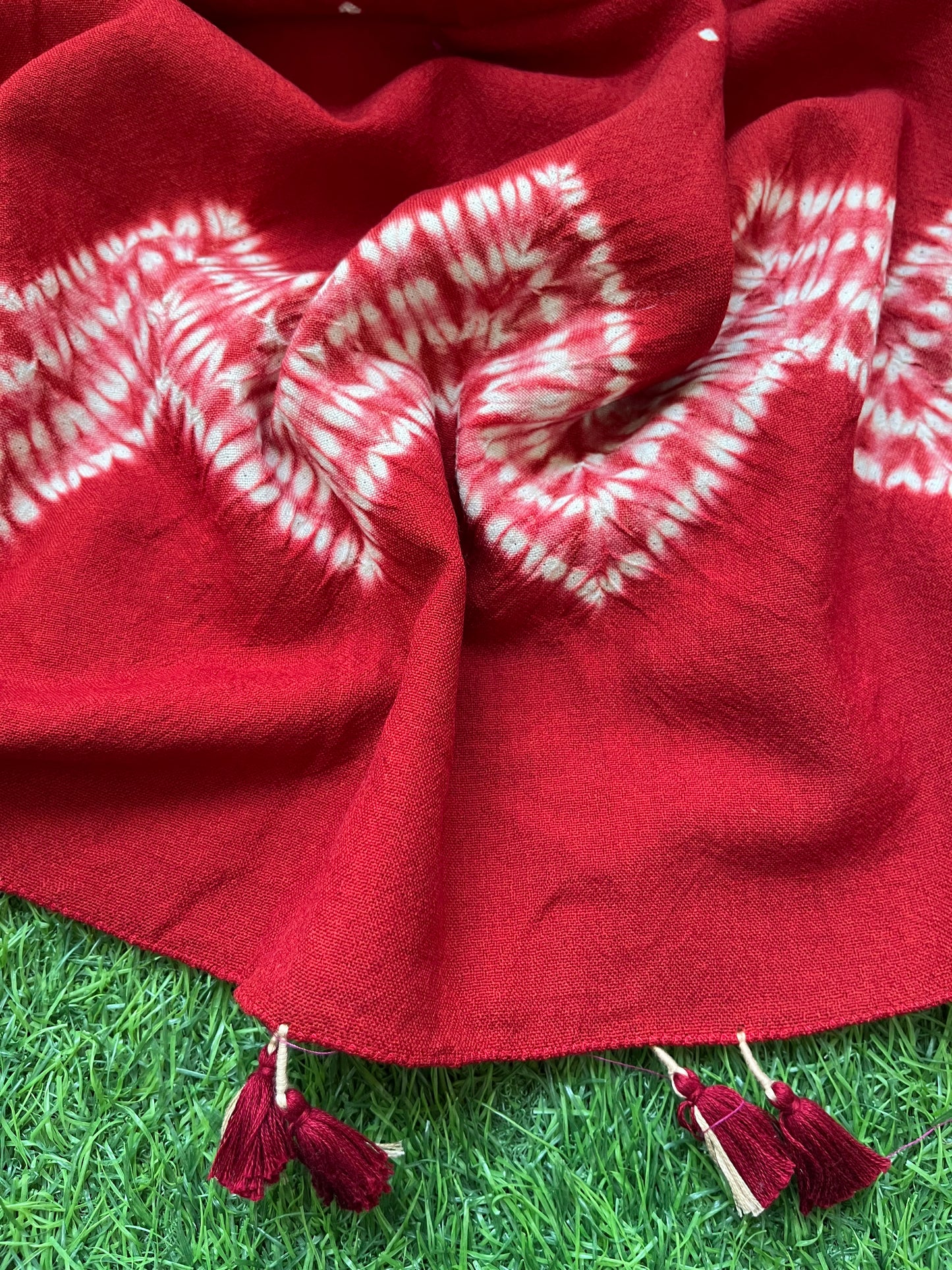 Handwoven bandhani shawl