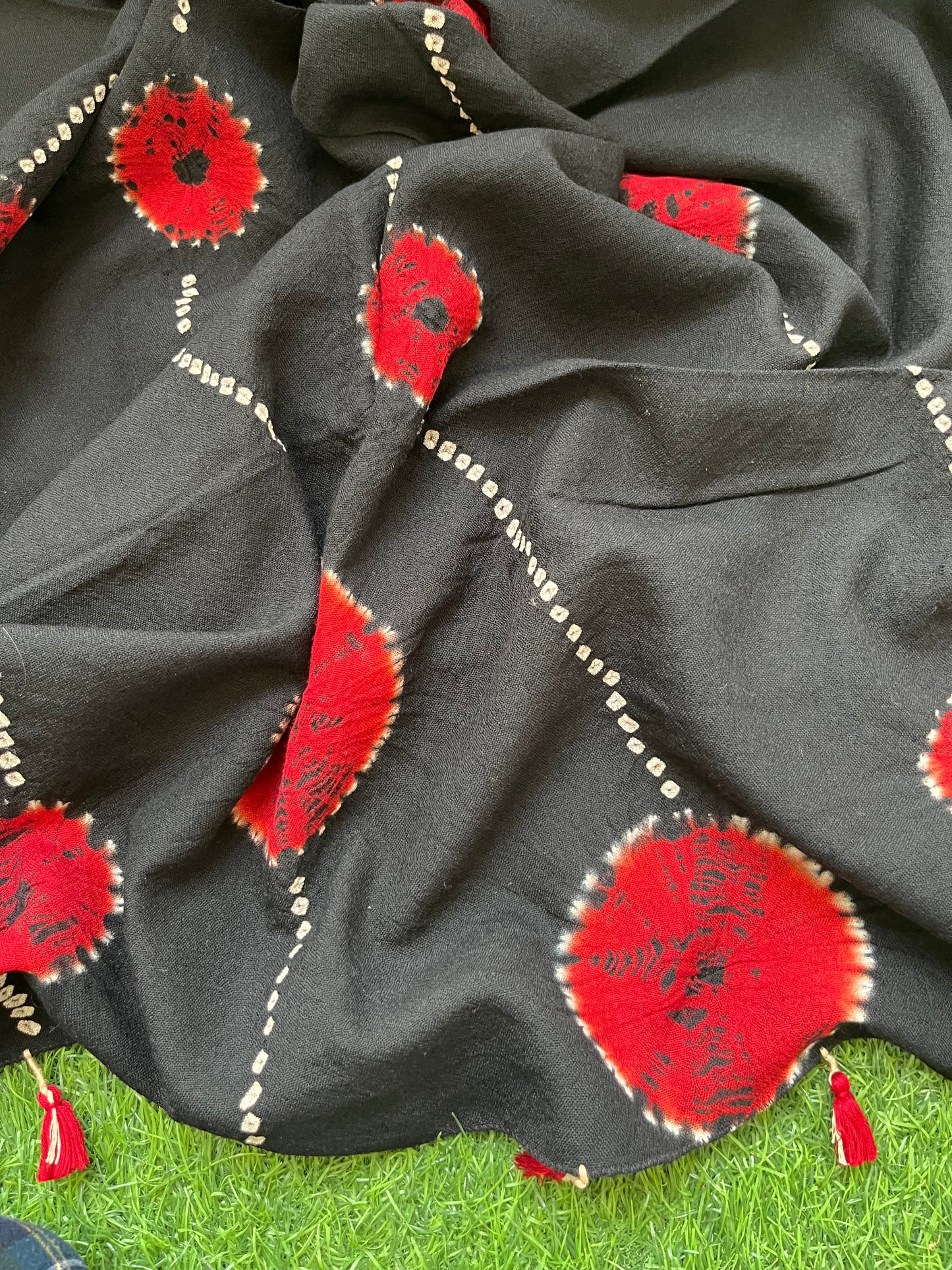 Handwoven bandhani shawl