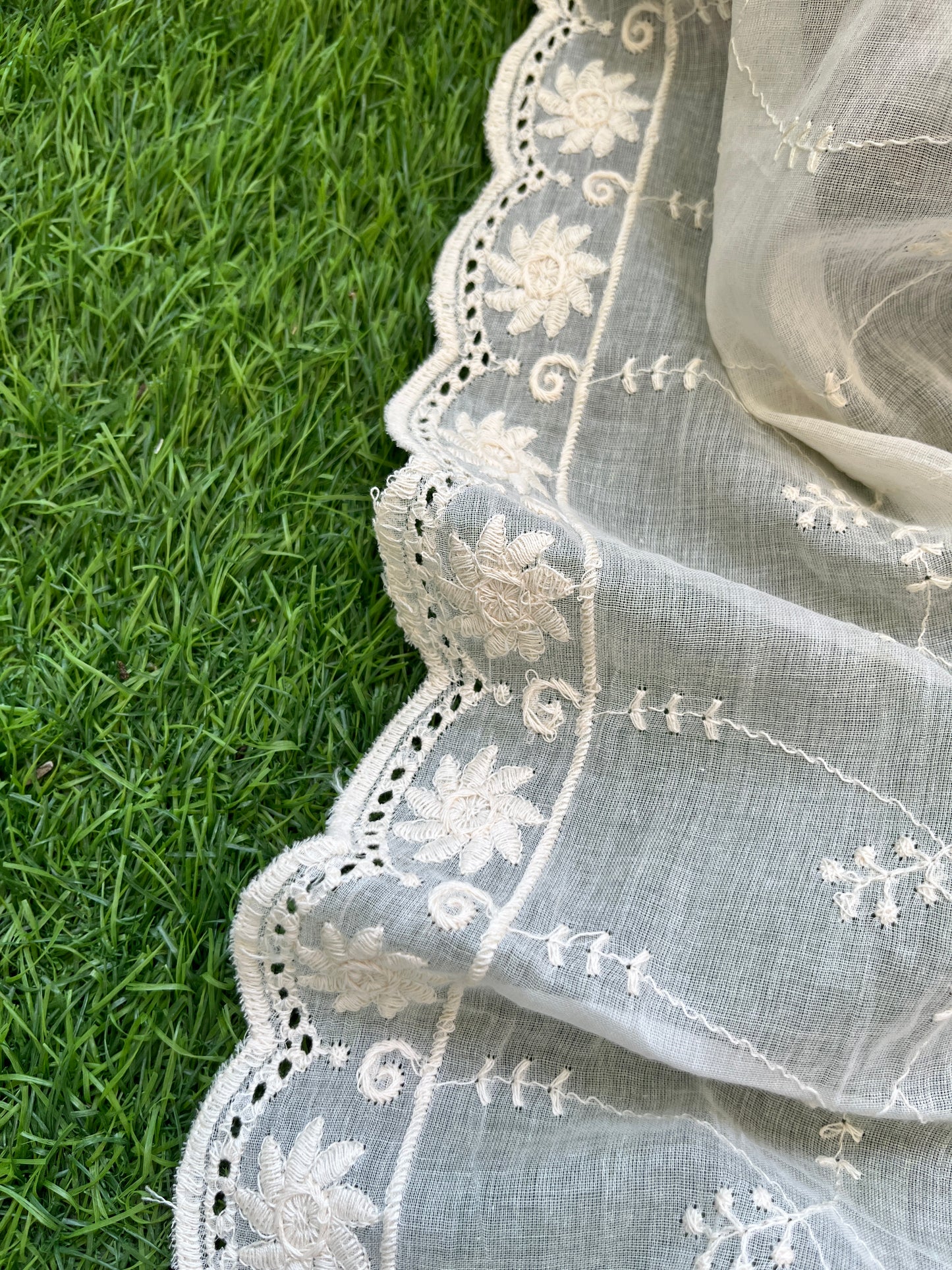 Mul scalloped Dupatta