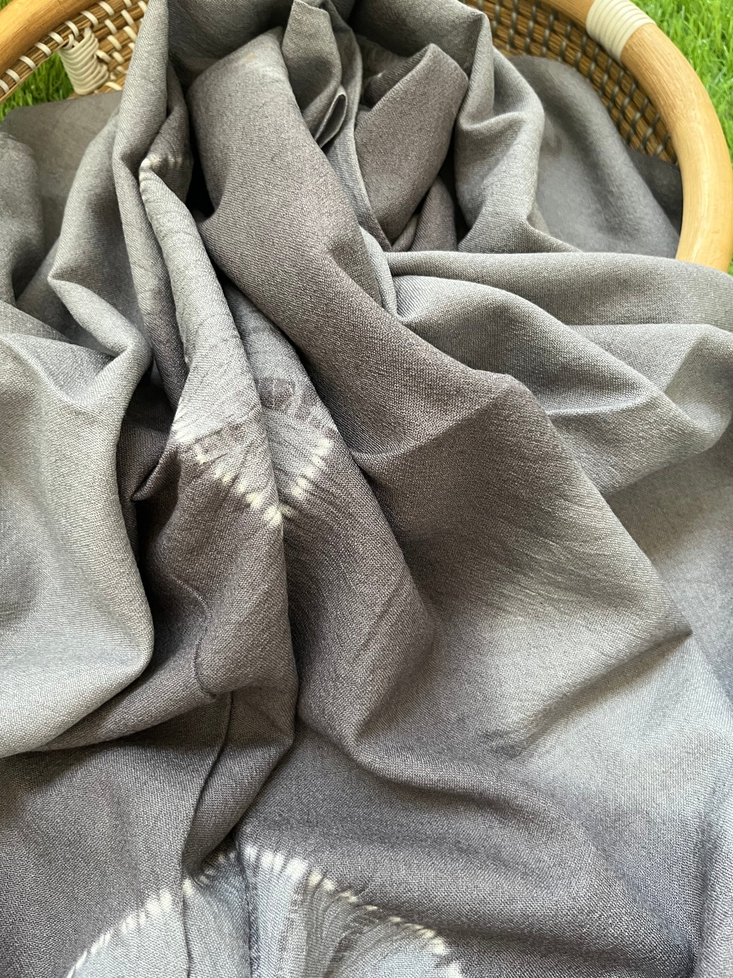 Handwoven bandhani shawl