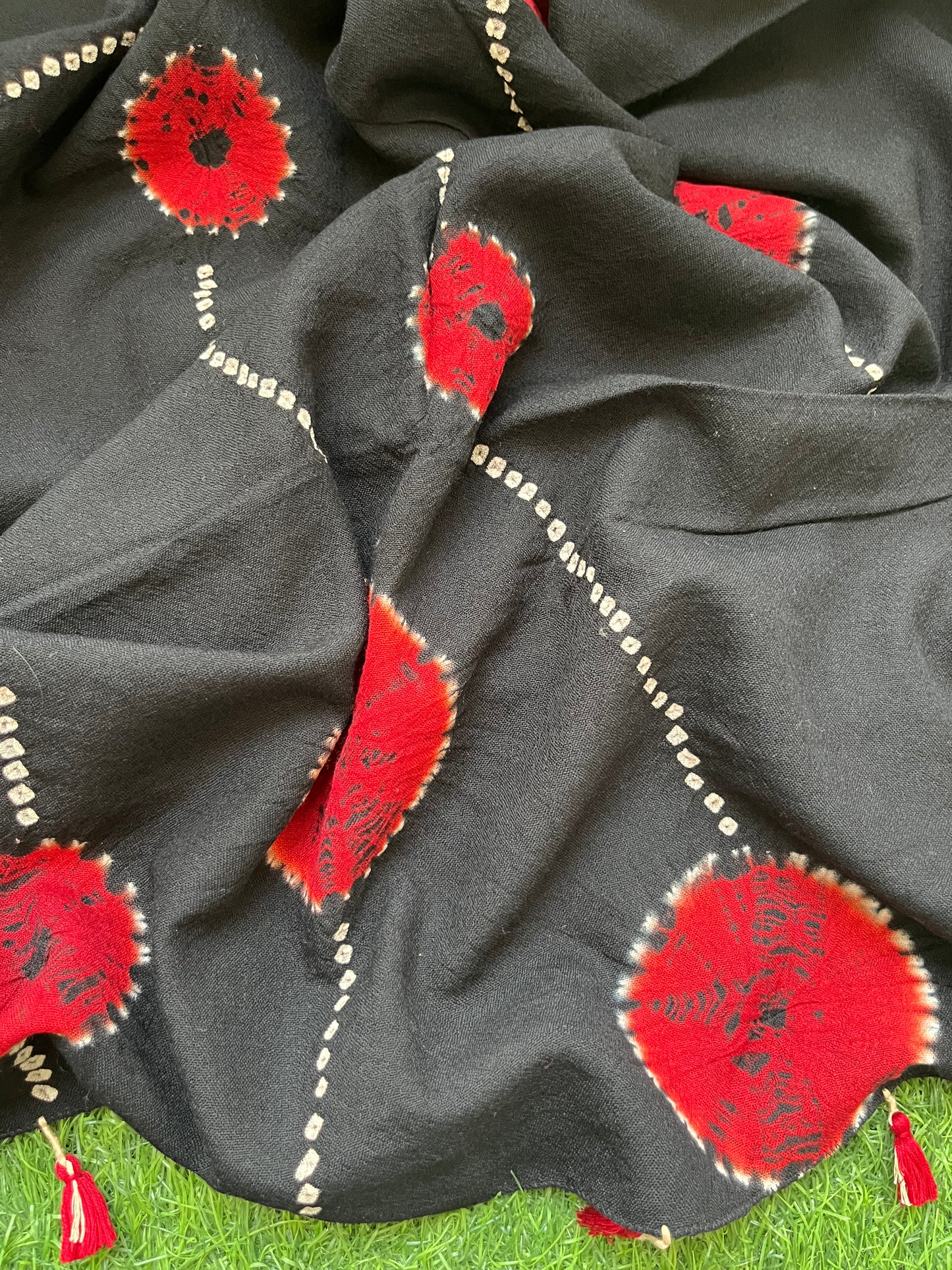 Handwoven bandhani shawl