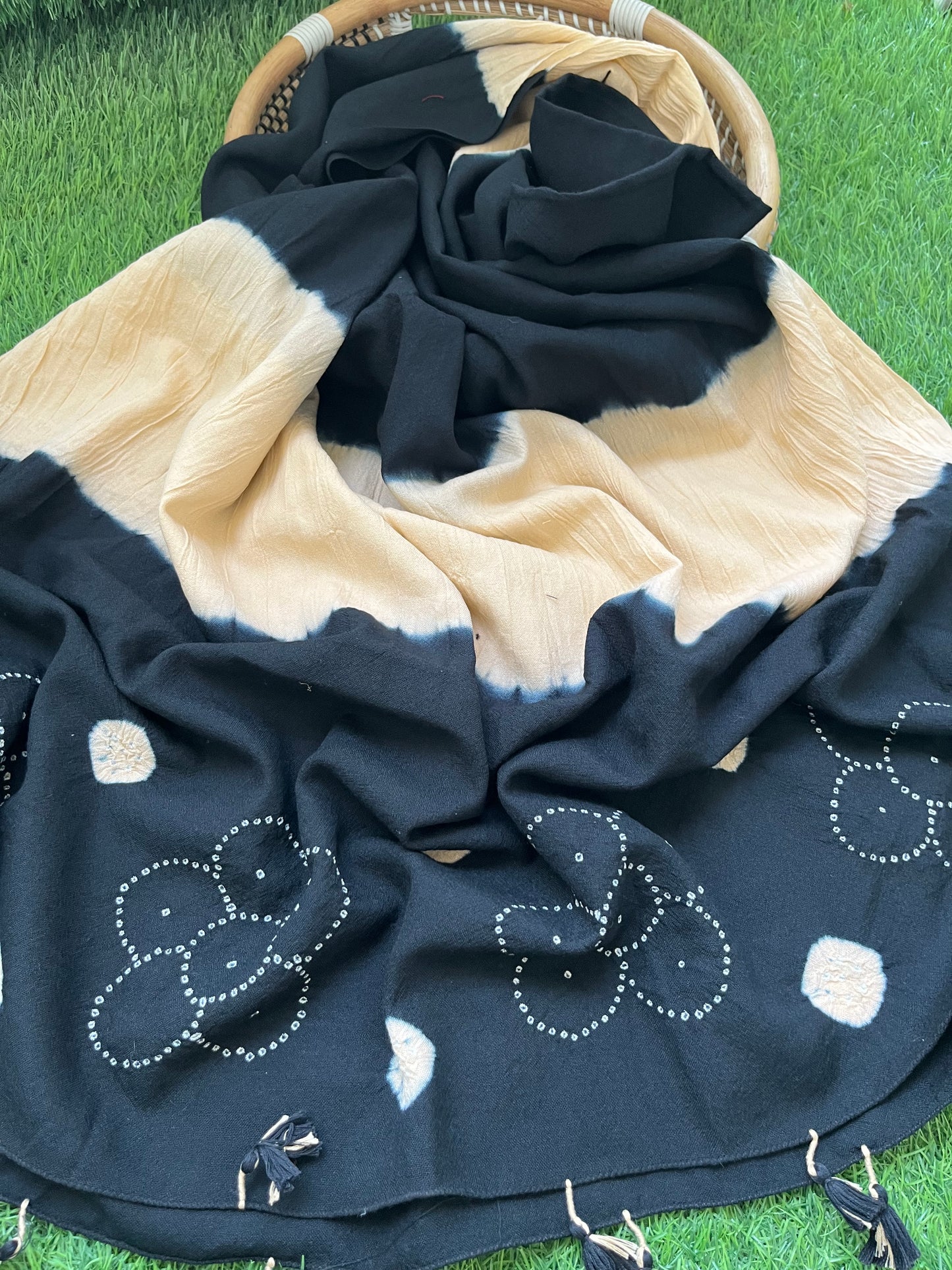 Handwoven bandhani shawl